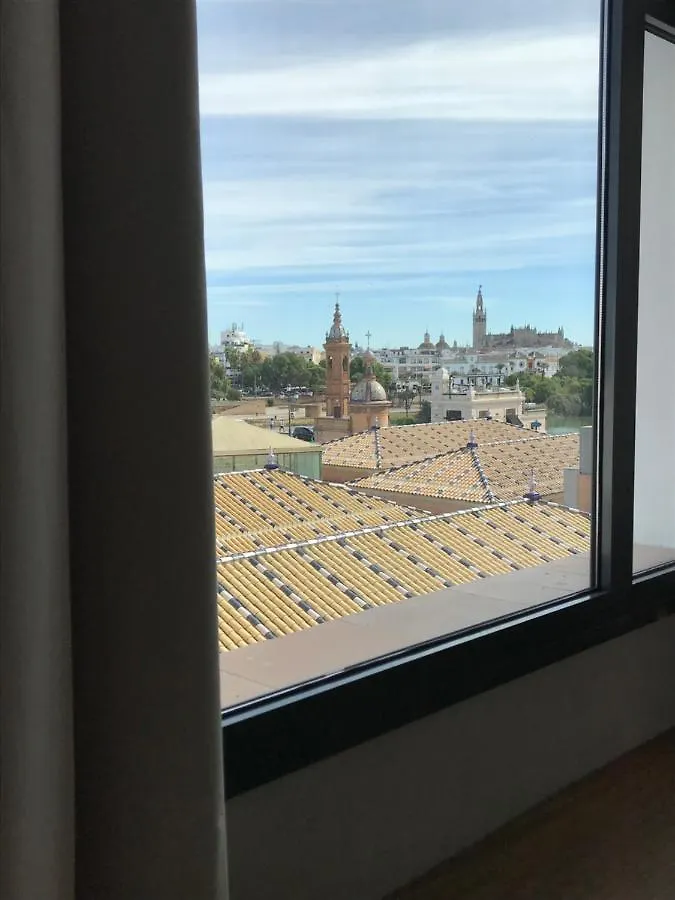 Estudios y Ático vistas de Triana Siviglia 0*,